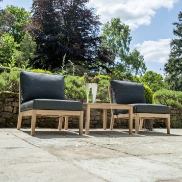 Roble Chairs with Side Table